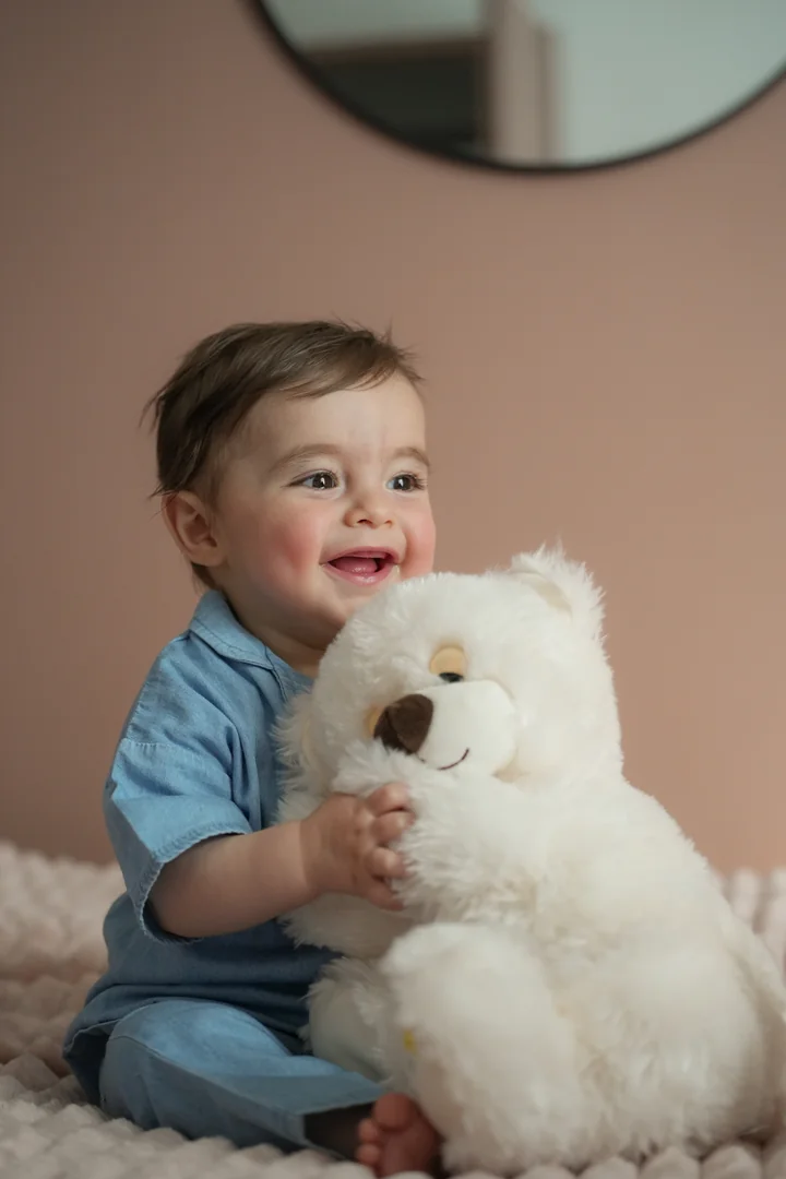 bebe avec peluche ourson - Séances nouveau-né et naissances