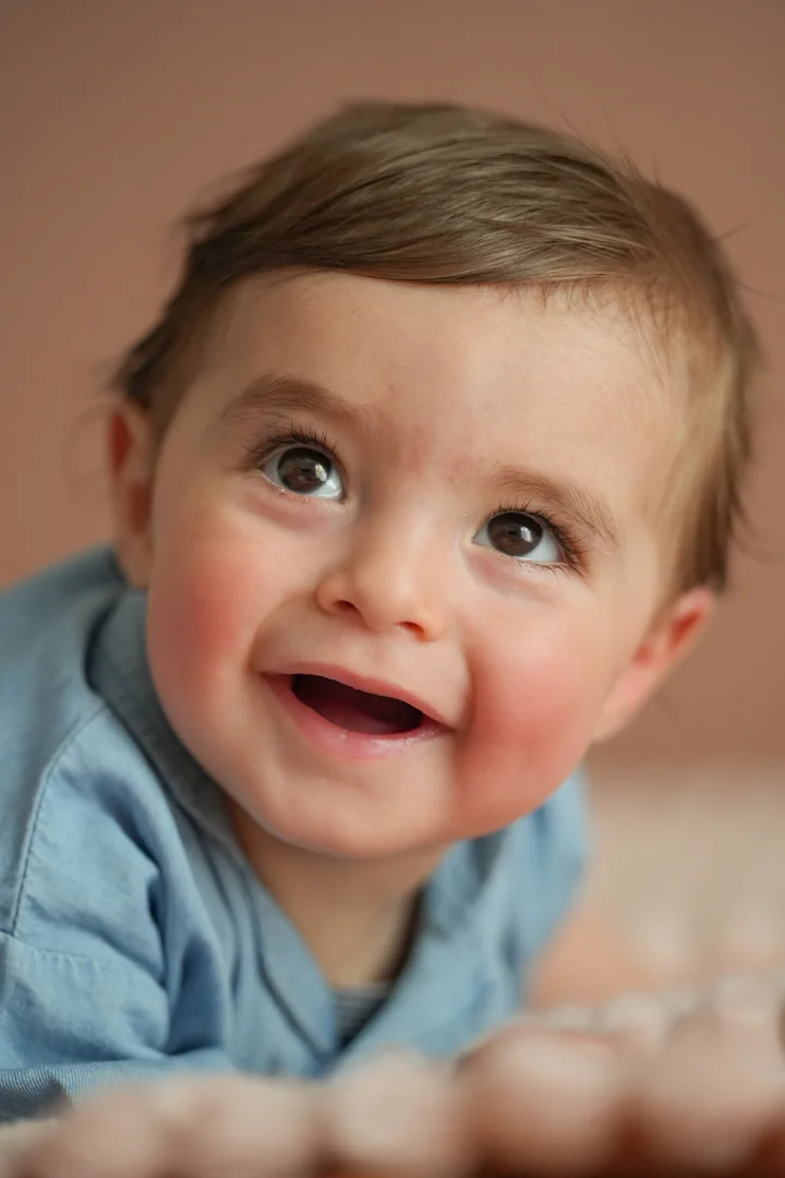 Bébé qui sourit